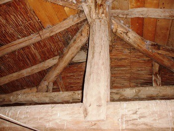 strutture vecchio coperto in legno 