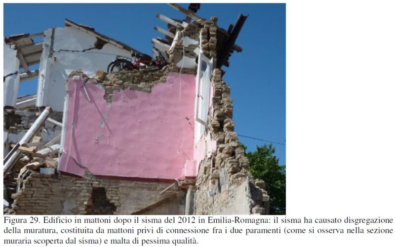 edifici in muratura crollato due pareti affiancate